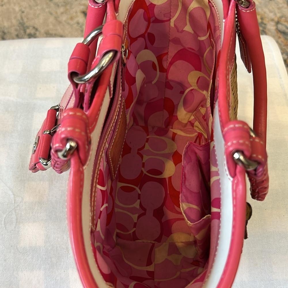 Coach, straw and pink leather handled bag with snap closure pink lining - Picture 6 of 9